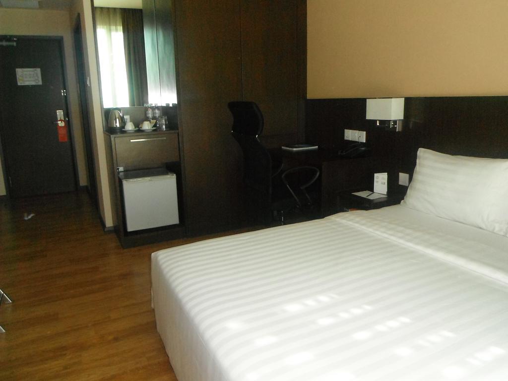 Keoja Hotel Kuala Belait Exterior foto